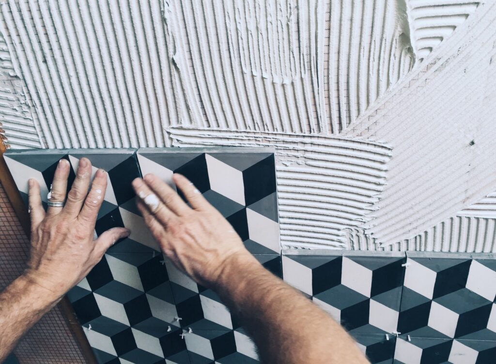 Kis fürdőszoba csempe ötletek, amelyek a gyakorlatban is működnek